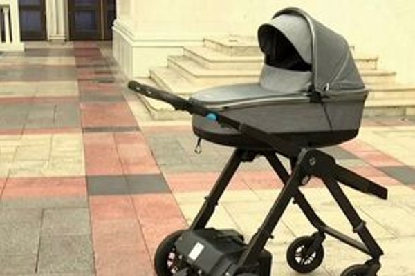 Una startup crea un carrito de bebé con conducción autónoma que funciona  cuando está vacío